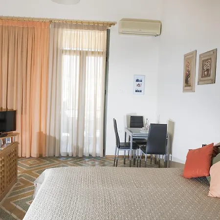 Anna's Sea View Studio Apartament *